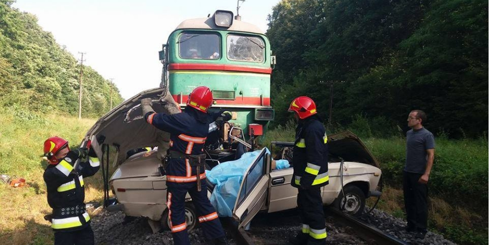 Поезд столкнулся с машиной в Ивано-Франковской области, 4 погибших