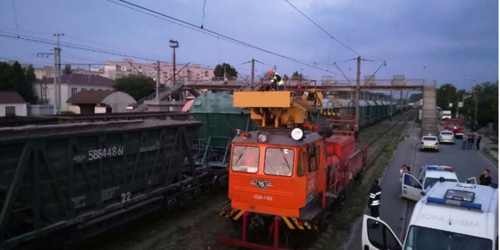 В Киеве подросток погиб при попытке сфотографироваться на поезде