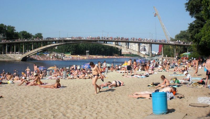 В Киеве разрешили купаться на двух пляжах