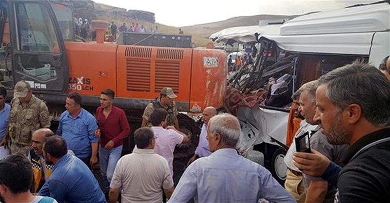 В Турции кран упал на микроавтобус: семь человек погибли