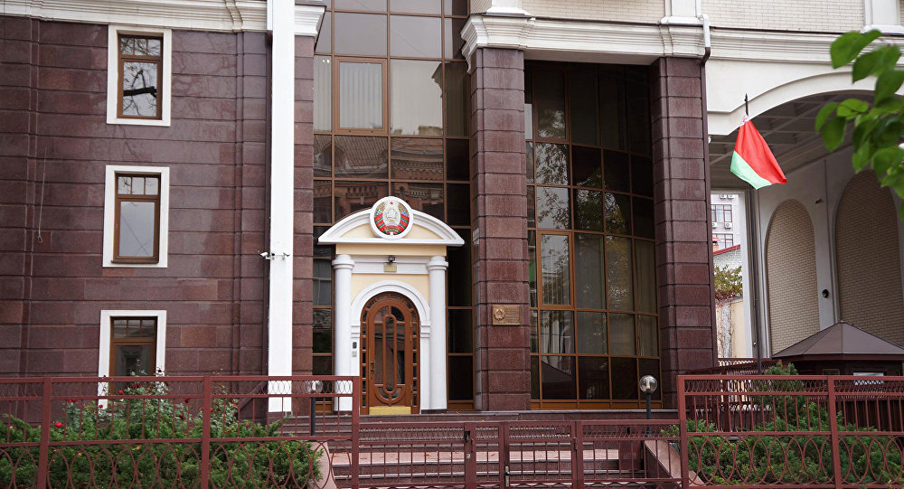 Посольство Беларуси требует расследовать «хулиганские действия» возле диппредставительства