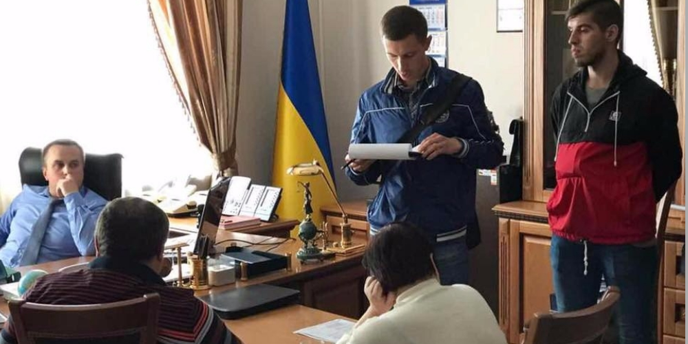 Луценко объявил о задержании судей, которые пытались дать взятку Холодницкому