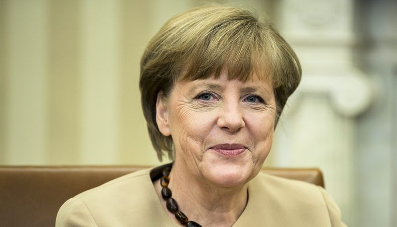 Меркель забросали помидорами во время предвыборного митинга