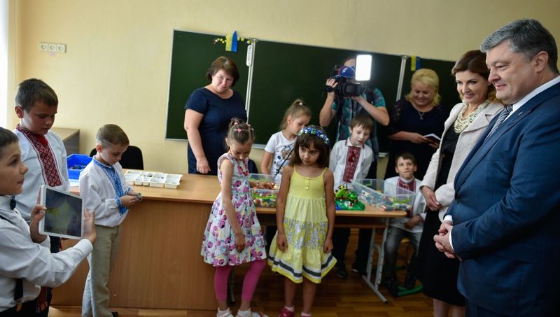 Порошенко: мы возвращаем в Украину украинскую школу