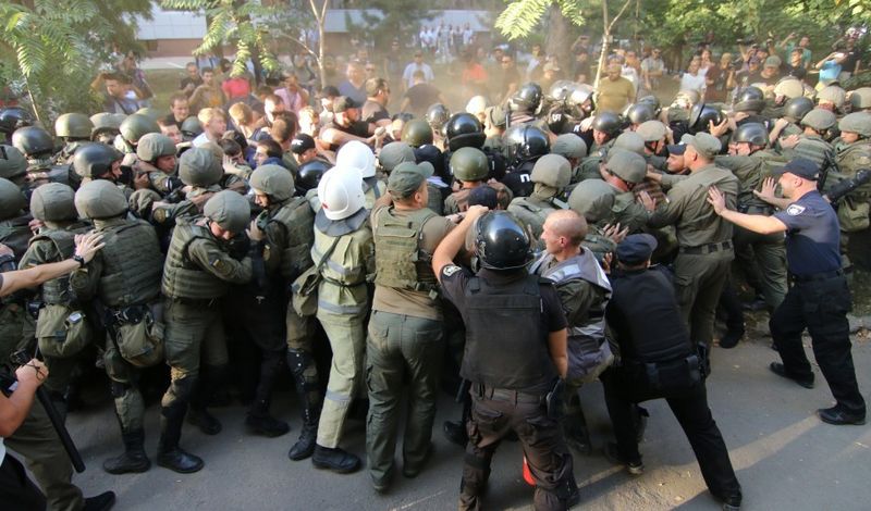 В потасовке у суда Черноморска пострадали 20 правоохранителей