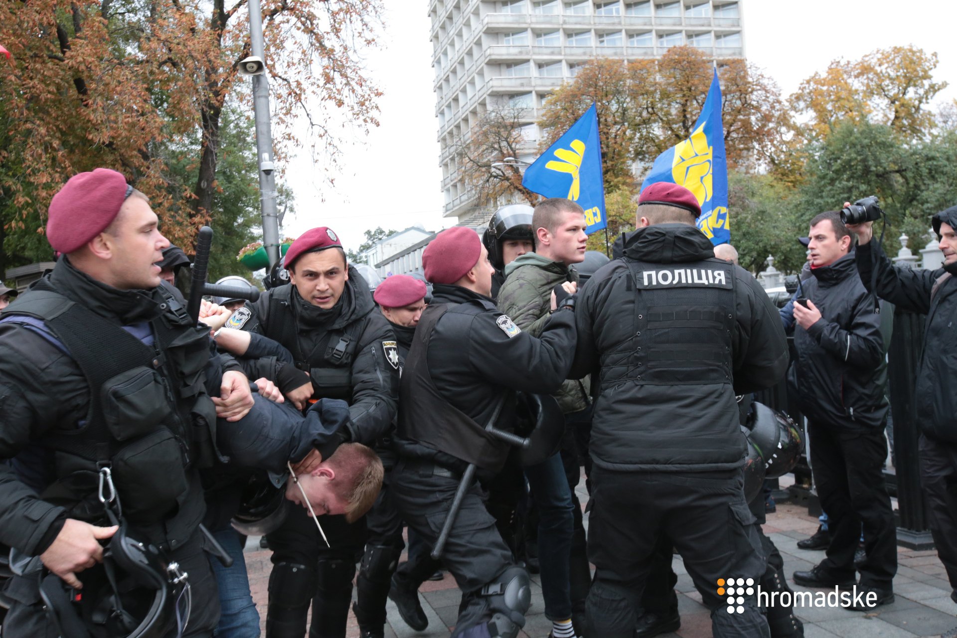 Возле Рады произошли столкновения между полицией и «Нацкорпусом»