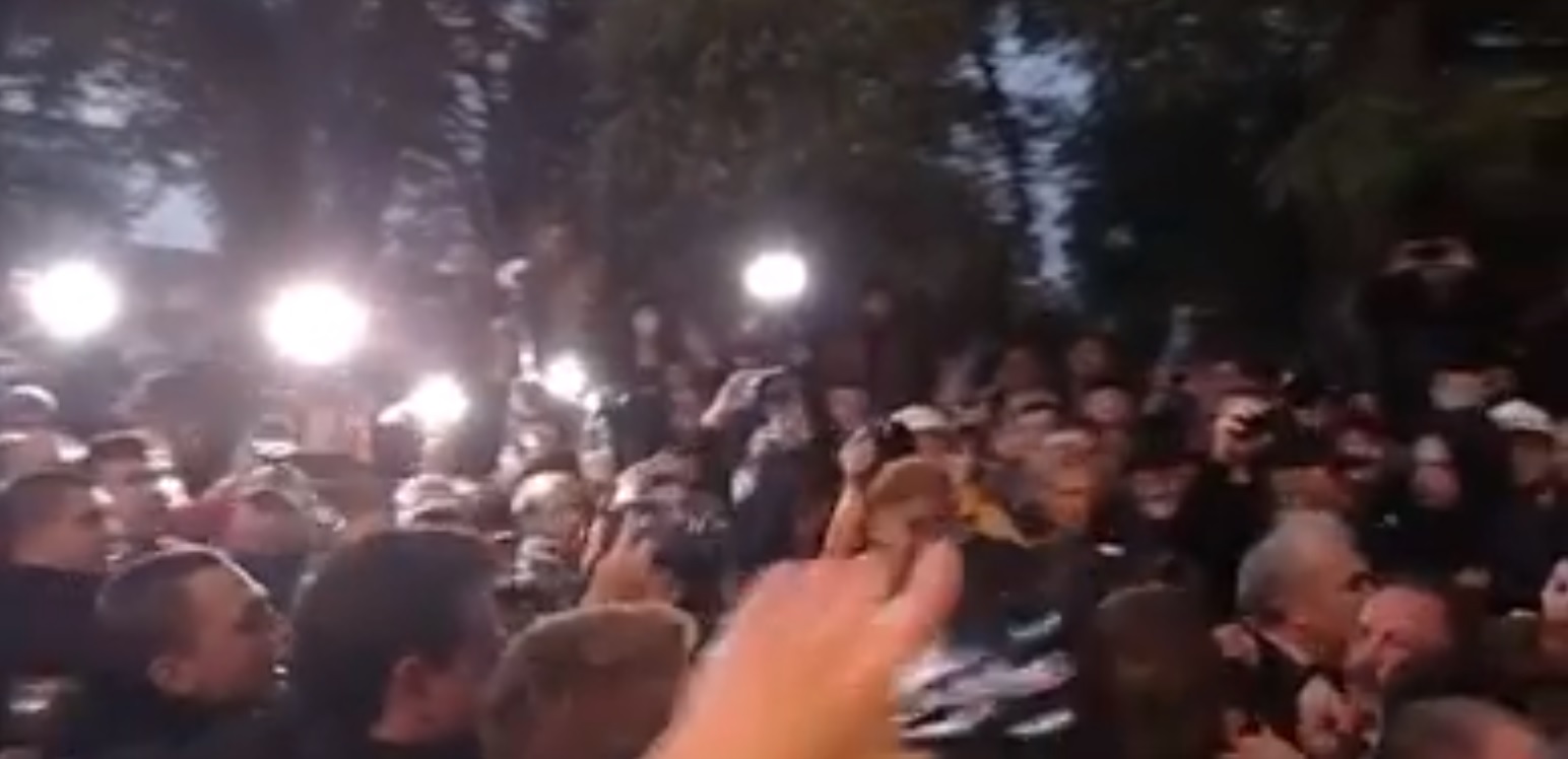 Протестующие под Радой напали на нардепа Барну (видео)