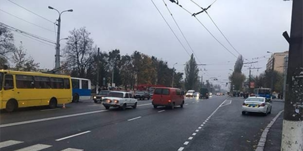 В Виннице микроавтобус сбил двух подростков на пешеходном переходе