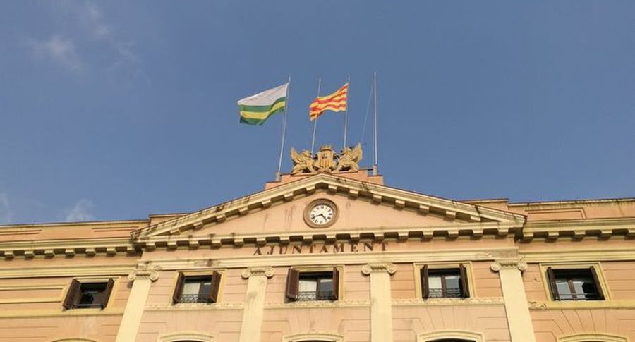 Видео: в Каталонии начали спускать испанские флаги