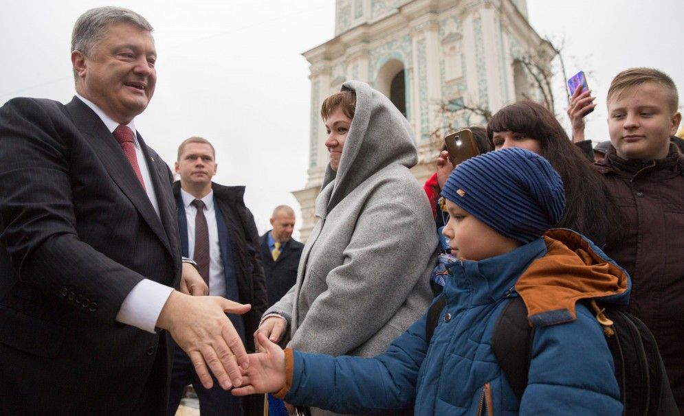 Порошенко: наши воины мотивированы, обеспечены, вооружены, обучены и подготовлены