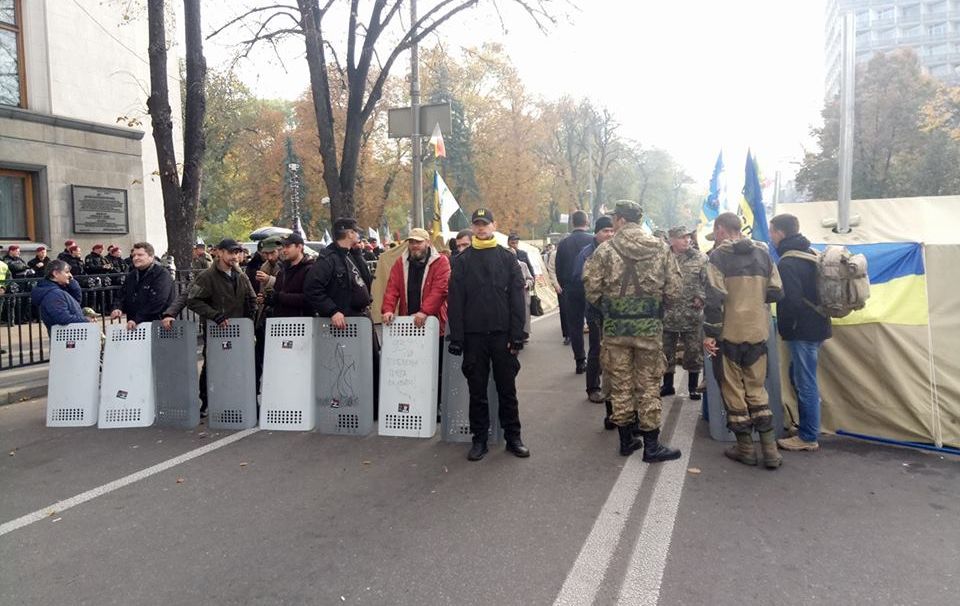Митинг у Рады: полиция требует вернуть щиты Нацгвардии