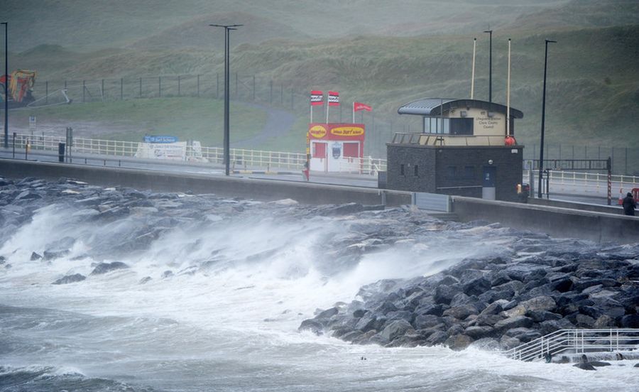 На Ирландию обрушился ураган Офелия: есть погибшие