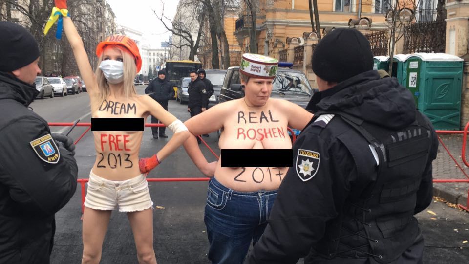 Участницы Femen разделись под офисом Порошенко
