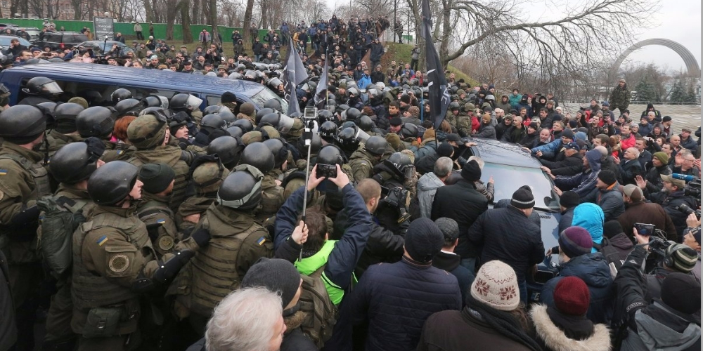 Полиция сообщила о девяти задержанных у дома Саакашвили