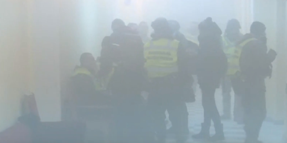 У Октябрьского дворца произошли столкновения, правоохранители применили газ