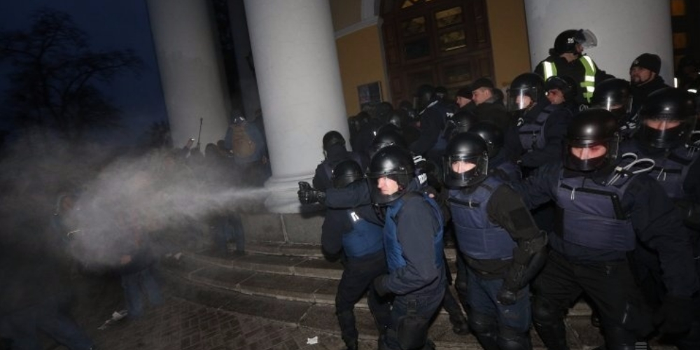 В полиции назвали число пострадавших у Октябрьского дворца правоохранителей
