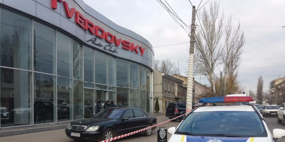 Полиция штурмовала захваченный автосалон в Одессе