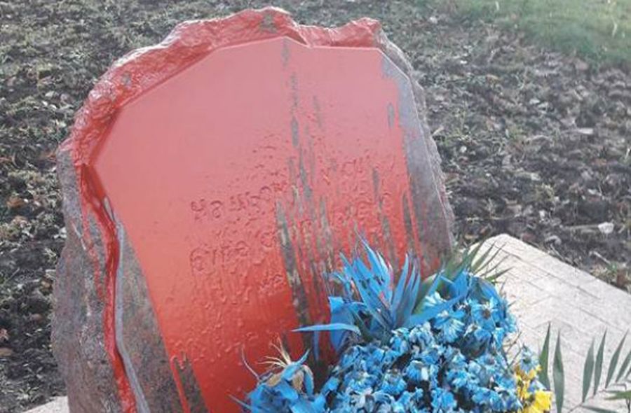 В Одессе облили краской памятный знак военнослужащим, погибшим в АТО