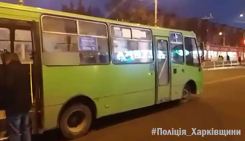 ДТП в Харькове: нетрезвый мужчина угнал с остановки маршрутку
