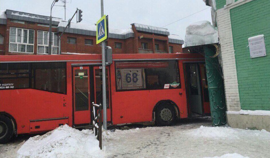 В Казани автобус въехал в мечеть