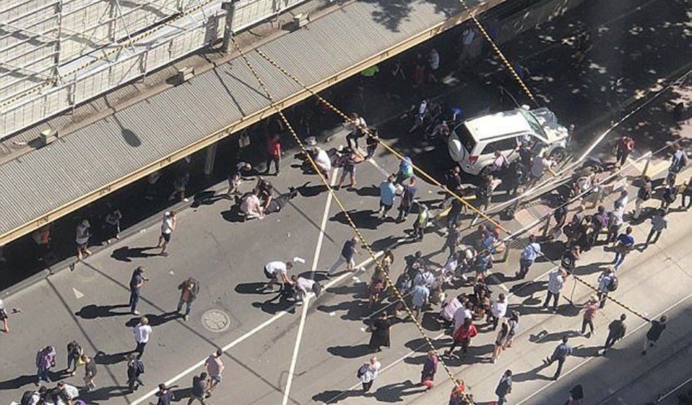 В Мельбурне автомобиль врезался в толпу людей
