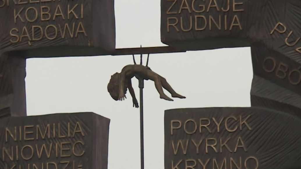 В Польше представили памятник Волынской трагедии с ребенком на вилах