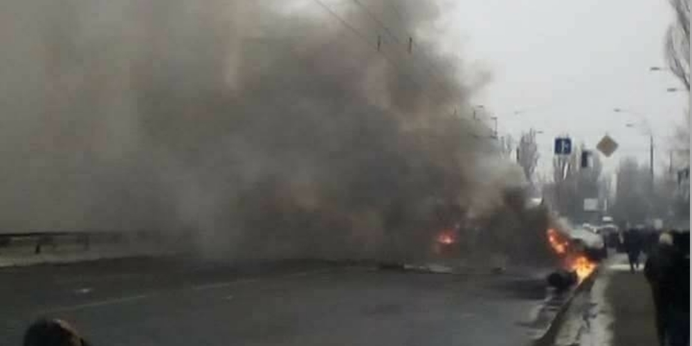 Видео: В Киеве столкнулись и загорелись маршрутка и фура