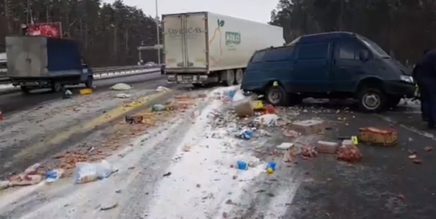 Под Киевом грузовик протащил по земле водителя Газели