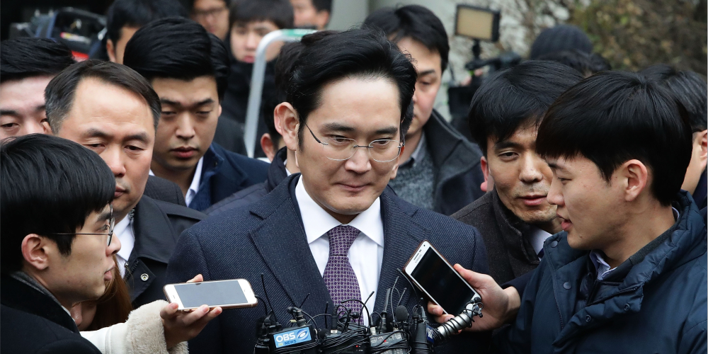 Суд отпустил вице-президента Samsung, сняв часть обвинений