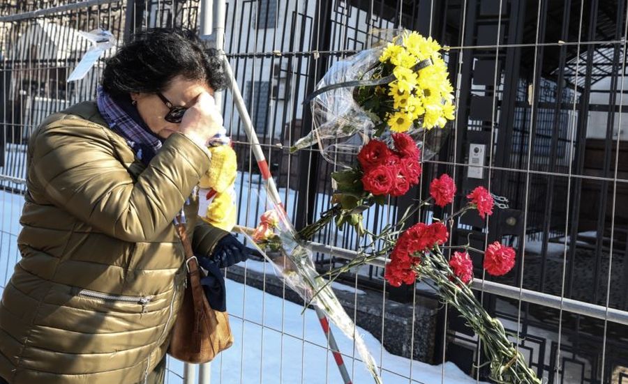 К посольству РФ в Киеве несут цветы и игрушки