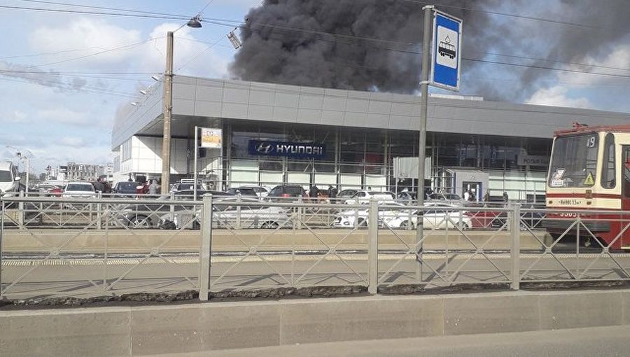 В Петербурге загорелся автосалон Нyundai