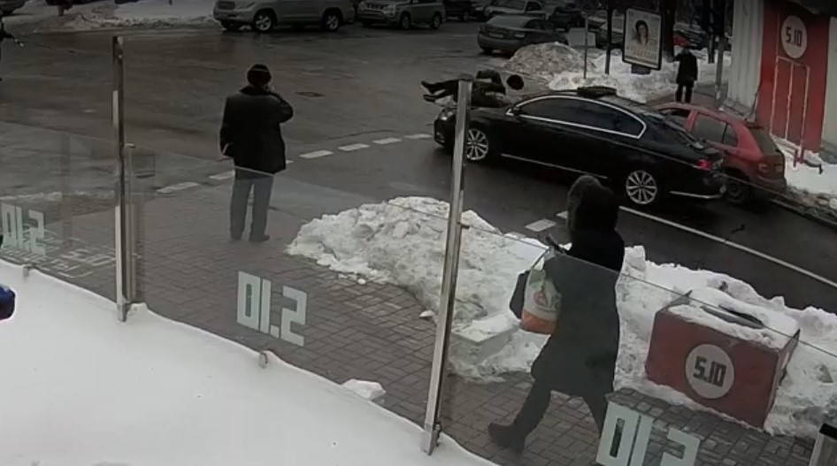 Опубликовано видео того, как кортеж Порошенко сбил пенсионера