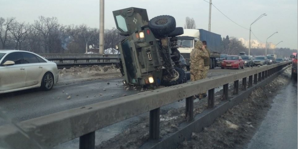 Военный броневик попал в ДТП в Киеве