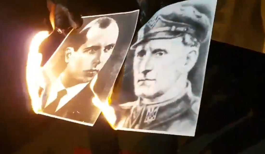 На митинге в Польше сожгли портреты Шухевича и Бандеры