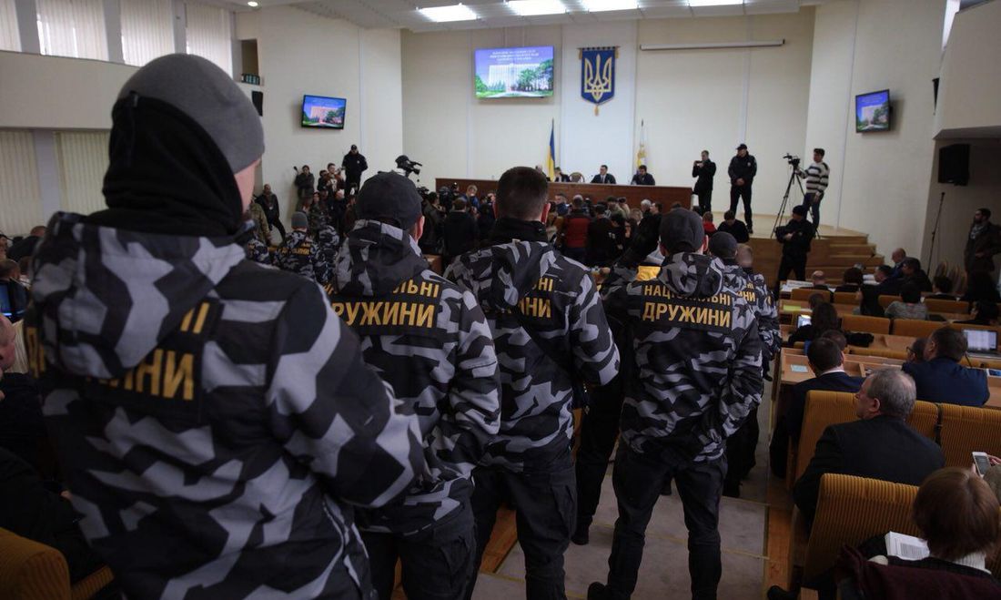 Националисты зашли в Николаевский облсовет и требуют отстранить Савченко