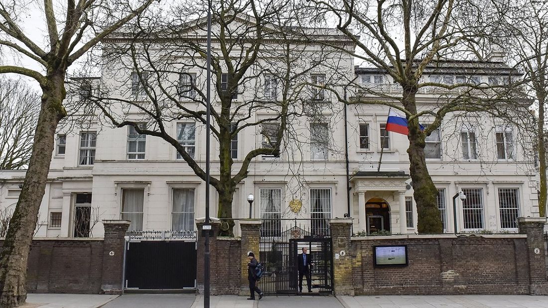 Российские дипломаты уехали из  посольства в Лондоне под «Прощание славянки»