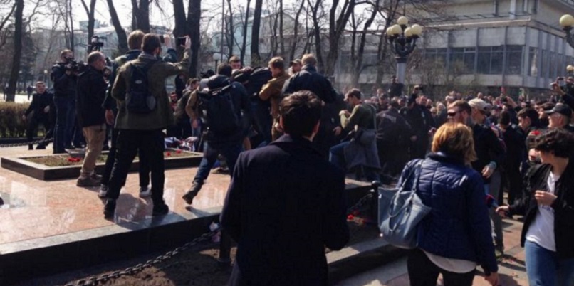 Опубликовано видео драки возле памятника Ватутину