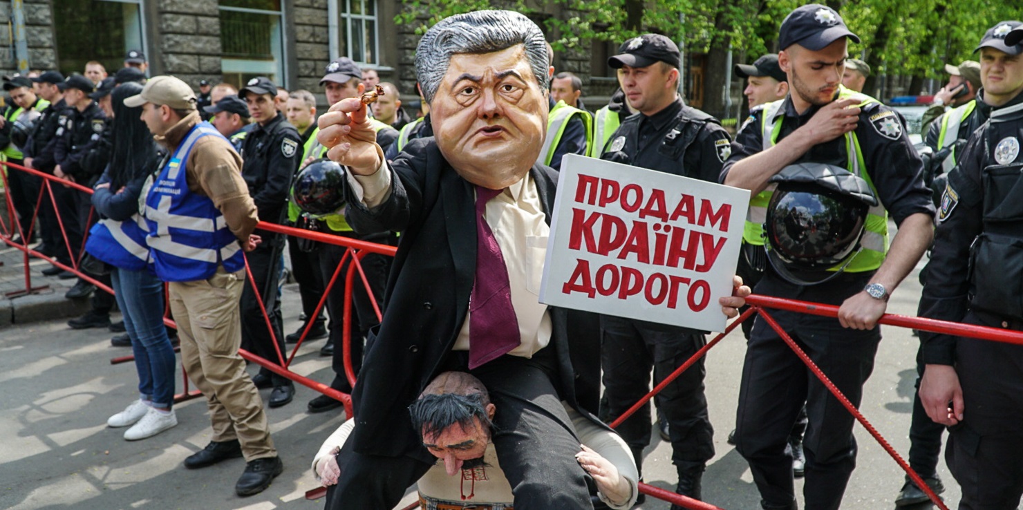 На акцию в Киеве принесли чучело Порошенко