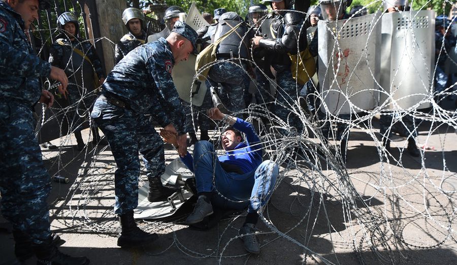 В Ереване задержаны около ста митингующих