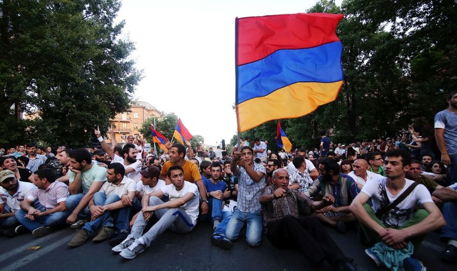 Полиция Армении предупредила митингующих о возможном применении оружия