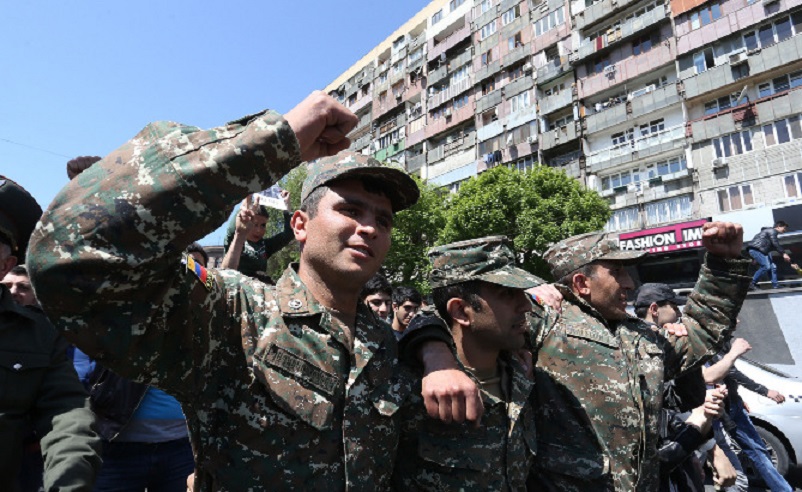 К протестующим в Ереване присоединились люди в военной форме