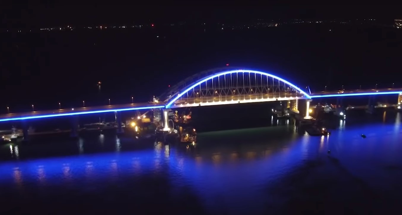 Появилось видео ночной подсветки Крымского моста