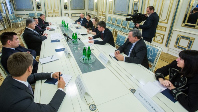 Порошенко призвал французских депутатов совместно противодействовать «Северному потоку-2»