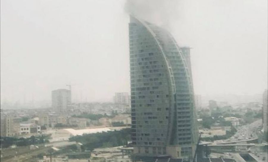 Видео: в Баку горело одно из самых высоких зданий Азербайджана