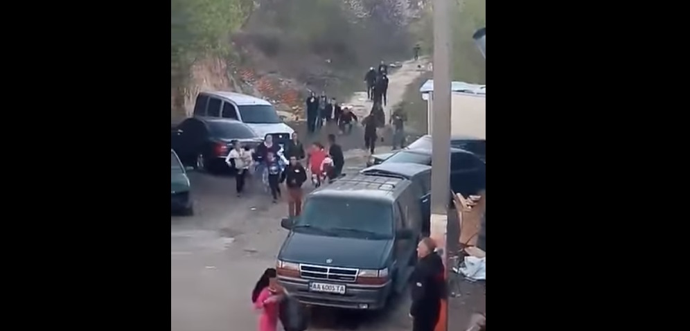 Опубликовано видео разгона в лагере ромов на Лысой горе