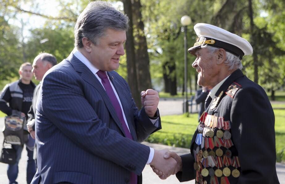Порошенко наградил орденом 100-летнего ветерана ВОВ
