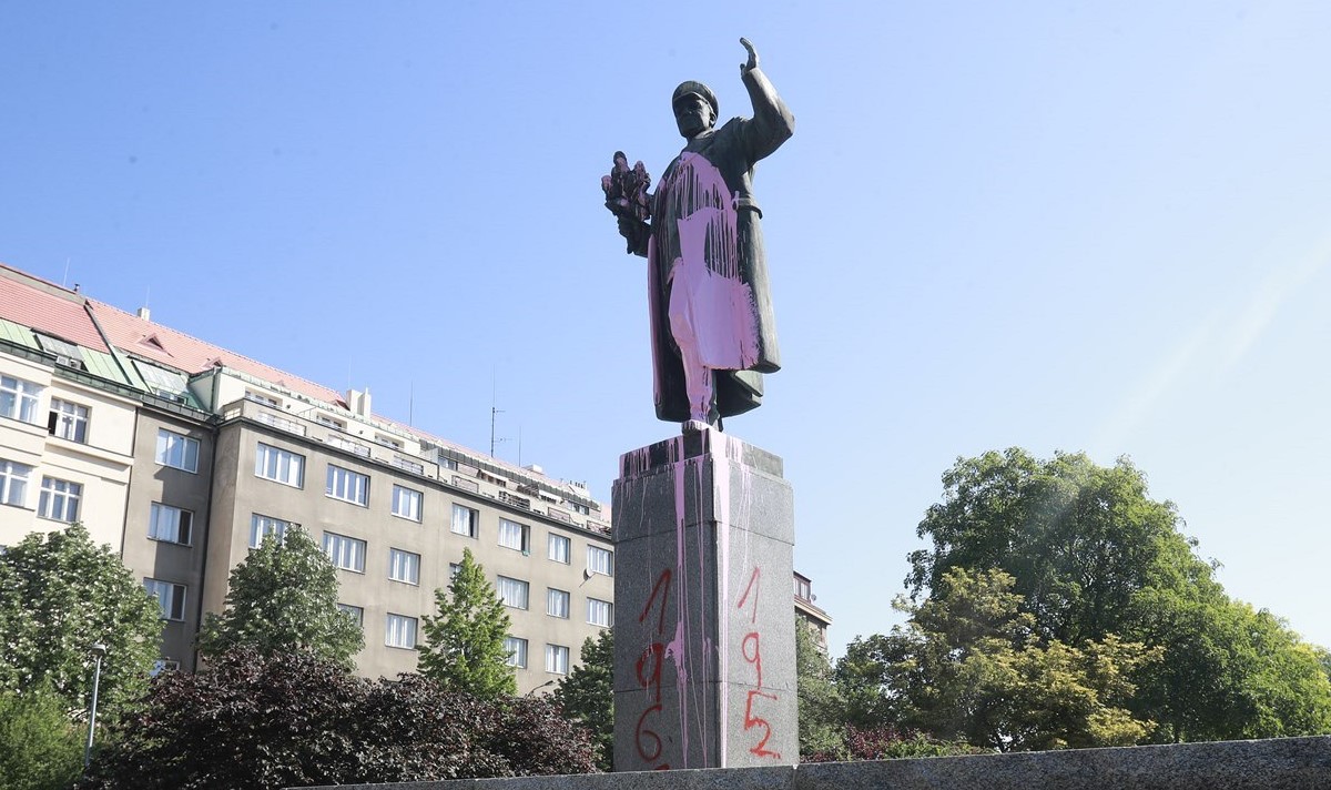 В Праге облили краской памятник маршалу Коневу