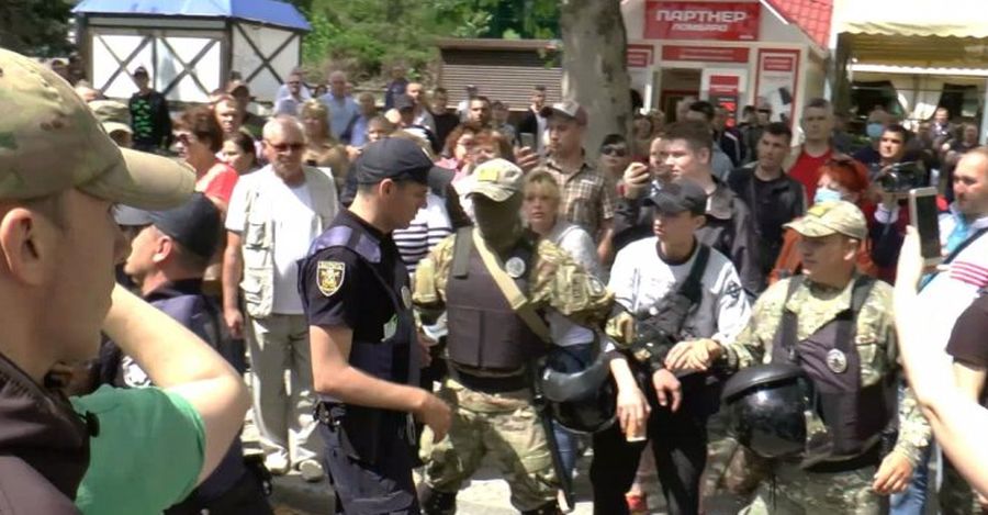 В Николаеве произошла потасовка между националистами и полицией
