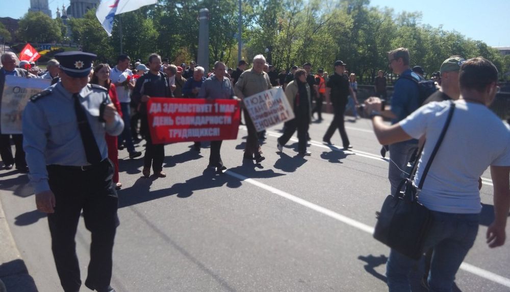 В Харькове участников демонстрации облили кефиром