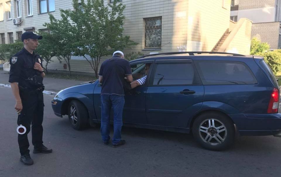 Полиция опрашивает жильцов дома, где убили Бабченко